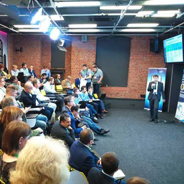 м9plus--data-exchange-center-connecting-with-clouds